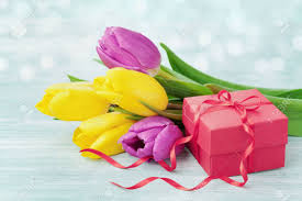 März ist in berlin künftig anders als in den anderen bundesländern ein gesetzlicher feiertag. Geschenk Box Und Tulpe Blumen Auf Rustikalen Tisch Fur 8 Marz Internationaler Frauentag Geburtstag Oder Muttertag Schone Fruhlingskarte Lizenzfreie Fotos Bilder Und Stock Fotografie Image 53610949