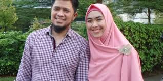 Mereka sudah dikaruniai tiga orang anak, maryam nusaibah abdullah lahir tahun 2014, khadeejah faatimah abdullah lahir tahun 2014, dan ibrahim muhammad abdullah lahir tahun 2017. 7 Tahun Menikah Oki Setiana Dewi Untuk Kali Pertama Lihat Suaminya Menangis