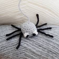 The insect appears to be really tiny (about the size of a ball point pen head) and looks to be reddish in color. Itty Bitty Spider Pattern Yarnbroom