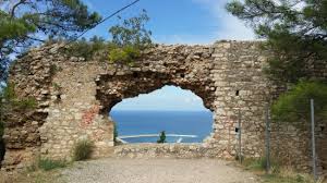 Το 1432 στο κάστρο περνάει στην κατοχή των παλαιολόγων και ξανακυματίζει η σημαία με τον βυζαντινό αετό. Giati To Limani Ths Kyparissias Egine Epineio Ths Arxaias Messhnhs Kai Eisepratte Foro Poy Eftane To 1 50 Ths A3ias Toy Emporeymatos Poio Htan To Prostimo Se Osoys Ekryban To Fortio Mhxanh