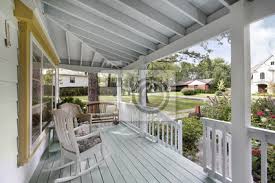 A veranda is often partly enclosed by a railing and frequently extends across the front and sides of the structure. Veranda Mit Schaukelstuhl Leinwandbilder Bilder Schaukelnd S Veranda Myloview De