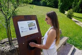 Im Alpbachtal erzählen Rastbänke die schönsten Geschichten