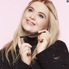 Cette mannequin porteuse de trisomie 21 devient égérie de Benefit