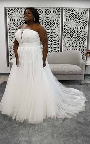 Maybe you would like to learn more about one of these? Tragerloses Ubergrossen A Linien Brautkleid Mit Transparentem Tull Ausschnitt Stella York Brautkleider