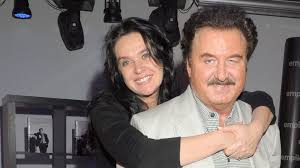Krzysztof michał krawczyk ˈkʂɨʂtɔf ˈkraft͡ʂɨk (born september 8, 1946 in katowice) is a polish baritone pop singer, guitarist and composer. Krzysztof Krawczyk Trzykrotnie Bral Slub Ze Swoja Zona