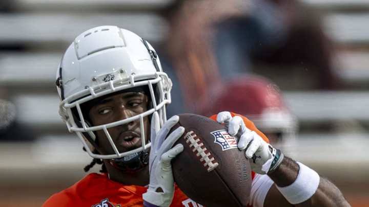 Wide receiver Jalen Royals catching a pass, do AI tạo