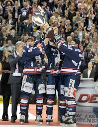 Pokalubergabe Aus Den Handen Von Berlins Regierenden Burgermeister Klaus Wowereit Frank Hordler Richie Rege Eisbaren Berlin Deutscher Meister Adler Mannheim