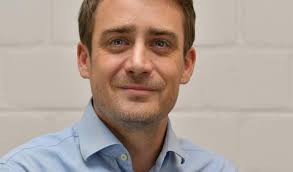 Premier jour de Maxime Hardy dans son nouveau bureau