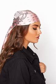Bandanas are versatile accessories that can be worn a multitude of ways. Pinkfarbenes Bandana Aus Satin Yours Clothing