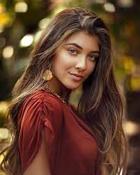 Artistic Female Portrait Photography Ideas Lifestyle Portrait Posing Ideas And Outfit Styling Photography Poses Women Portrait Girl Portrait Photoshoot