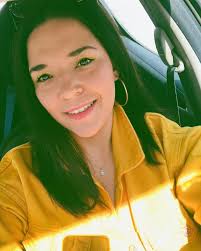 Özel bir okulda stajyer öğretmenlik yapan şarkıcı. Tugce Kandemir Kimdir Yasi Boyu Ve Fotograflari Trend Gonderitrend Gonderi
