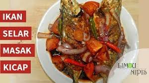 Bawang merah kisar, bawang putih kisar, 2 sudu besr cili kering kisar, halia 1 inch kisar, potong cili kecil, bawang besar hiris, ikan tongkol goreng garam kunyit, sos tomato, kicap, cuka, sos tiram, garam, gula, serbk perasa. Ikan Selar Masak Kicap Youtube