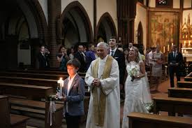 Viele brautpaare gestalten für die kirchliche hochzeit ein kirchenheft, in dem der ablauf des gottesdienstes dargestellt wird. Auszug Von Brautpaar Nach Trauung Aus Katholischer Kirche Heilige Familie Berlin C Hochzeitsfotograf Berlin Www Hochzeitslicht De Hochzeitsfotograf Berlin