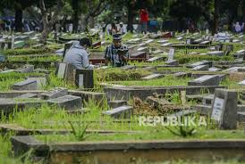 Ziarah kubur termasuk salah satu amalan yang mulia dalam islam. Jelang Ramadhan Kenali Adab Ziarah Kubur Republika Online