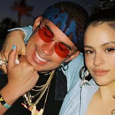 Bad bunny reveló hace poco que solo ha tenido dos novias en su vida y que actualemente está anamorado, después de tres años. Bad Bunny Y Rosalia Podrian Tener Un Romance