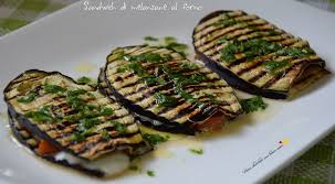 Un contorno o secondo piatto leggero e davvero delizioso di melanzane ripiene, facili da fare e, perfette da servire ai vostri ospiti o alla famiglia per pranzo o cena! Raccolta Ricette Con Melanzane Vorrei Diventare Una Brava Cuoca
