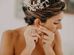 Le perle come i diamanti restano tutt'ora i gioielli preferiti dalle spose, proprio per la loro preziosa eleganza. I Gioielli Ideali Per La Sposa Da Indossare Dopo Il Tramonto