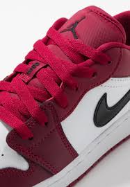 Maybe you would like to learn more about one of these? Jordan Air 1 Low Unisex Basketballschuh Noble Red Black White Rot Zalando De
