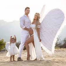Raise Your Hand If You Are Ready To Be A Big Sister Wwe Couples The Miz And Maryse Wwe Maryse