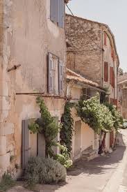 La Provence Oppede Menerbes L Isle Sur La Sorgue Mode And The City En 2020 Visiter Avignon Provence Paysage Voyage