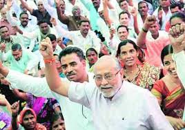 He offered prayers at the mutt and received the blessings of the peethadhipati. Pm Narendra Modi S Brother Prahlad Modi Protests Against Central Government Indiatv News National News India Tv
