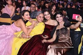 View 63rd Jio Filmfare Awards Best Shots Pics On Toi Photogallery Strapless Dress Formal Cute Dresses Bollywood Actress