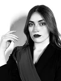 Este sábado os presentamos a... ALBA MANZANARES como LADY MACBETH🩸  🕯@albaamanzanares interpretará a este gran personaje en la nueva función  de Barbate. ‼️ESTE SÁBADO 17, 21:00 H. TERRAZA LONJA VIEJA. > MACBETH.