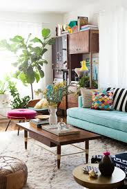 Die bücher liegen auf dem boden. Grunes Sofa Wurde Es Sich Gut In Ihr Zuhause Einschreiben Wohnung Wohnzimmer Wohnzimmer Ideen Wohnzimmer Dekor