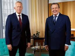 In 1998, he defeated party chairman oskar lafontaine to become the social democratic party's candidate in the general election. Bestbesetzung Bei Magentatv Deutsche Telekom