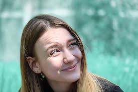 Retrato Adolescente De 15 Años Dulce Bello Y Alegre Mira Lejos Y Sonríe  Imagen de archivo