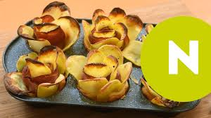 Vychladnuté zemiaky, ošúpeme, prepasírujeme, pridáme ostatné a urobíme cesto. Zabudnite Na Obycajne Zemiaky Ci Zemiakovu Kasu 11 Perfektnych Napadov Na Servirovanie Zemiakov S Ktorymi Pocas Sviatkov Zahviezdite