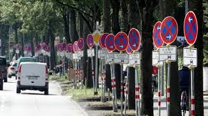 Ein schlichtes schild das zeigt, dass hier parken verboten ist. 161 Halteverbote In Strasse Lubeck Geht Auf Nummer Sicher