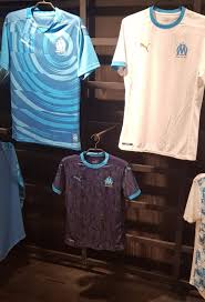 En partenariat avec l'olympique de marseille jusqu'en 2023, puma exploite à fond la ferveur autour de l'om, bien sûr, mais aussi du retour des olympiens en ligue des champions cette saison. Nouveaux Maillots De Foot Om 2021