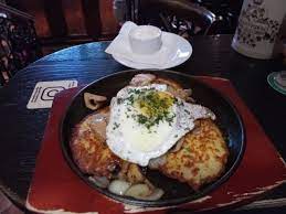 ベラルーシ料理の特色としては、上流階級を長く ポーランド人 や リトアニア人 が占めていた（ リトアニア大公国 および ポーランド・リトアニア共和国 ）ために農民料理が土台となっていること、 ジャガイモ の多用、食材を 粥 状にして食べることを好むことが挙げられる。 å€‹äººçš„ã«ãƒãƒžã£ãŸãƒ™ãƒ©ãƒ«ãƒ¼ã‚·æ–™ç† Tabi Prog ãƒ¨ãƒ¼ãƒ­ãƒƒãƒ' ãƒ­ã‚·ã‚¢æ—…è¡Œè¨˜