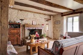 15 idées déco pour vous inspirer… murs en pierres apparentes dans le salon. Salon Avec Un Mur En Pierre Photos Et Idees Deco De Salons Avril 2021 Houzz Fr