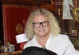 Une fois retenu, l'objet est expertisé par un spécialiste et proposé aux enchères à des acheteurs, qui sont au nombre de 5 et varient selon les émissions. Pierre Jean Chalencon Ecarte D Affaire Conclue Dieudonne Jean Marie Le Pen Ces Photos Embarrassantes