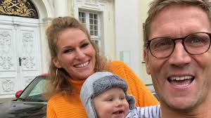 Her birthday, what she did before fame, her family life, fun trivia facts, popularity rankings, and more. Zwei Kinder An Brust Janni Kusmagk Probiert Tandemstillen Promiflash De