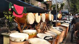 Bedug adalah alat musik tabuh seperti gendang.bedug merupakan instrumen musik tradisional yang telah digunakan sejak ribuan tahun lalu, yang memiliki fungsi sebagai alat komunikasi tradisional, baik dalam kegiatan ritual keagamaan maupun politik. 5 Alat Musik Tradisional Banten Yang Melegenda Apa Saja