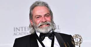 Oyuncu kimliği ile tanınan haluk bilginer, gerçek adıyla nihat haluk bilginer 05/06/1954 tarihinde dünyaya geldi. Haluk Bilginer The First Turkish Emmy Winning Actor Daily Sabah