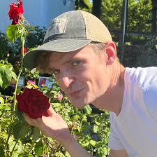 Can I just throw zinnia seeds in bare ground?