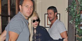 La diva del pop, de 28 años, ha anunciado que contraerá matrimonio con taylor kinney al que conoció cuando grababa un vídeo en el que precisamente iba vestida de novia. Lady Gaga Se Casa Revista Estilo Honduras
