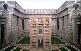 Concus Entre 1978 Et 1983 A Noisy Le Grand Banlieue Parisienne Par L Architecte Espagnol Ricardo Bofill Noisy Le Grand Ile De France Architecture Moderne