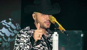 El look ranchero y sexy de Jessi Uribe a torso semidesnudo