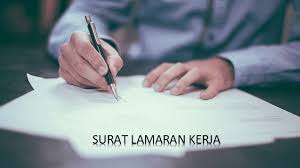 Nah yang pertama kali harus kita perhatikan dalam menulis sebuah surat untuk lamaran kerja kita harus memperhatikan nama dan juga gelar kita tidak ada yang salah sehingga tidak ada kekeliruan saat perusahaan tersebut memeriksanya nanti. Surat Lamaran Kerja Sistematika Penulisan Dan Contoh Surat Lamaran Kerja Rungkat24