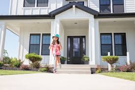 A welcome mat suddenly seems redundant. Modern Farmhouse Black And White Home Ideas Front Door Landhausstil Hauser Los Angeles Von El El Wood Products Corp Houzz