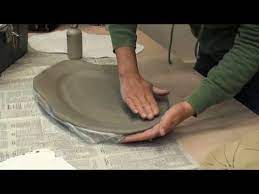 Beth Woll Makes A Slab Platter Mov She Makes It Look Really Easy Pottery Platter Slab Pottery Clay Pottery