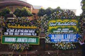 Bunga papan, krans duka, standing flower, bunga salib atau rangkaian vas bunga bisa anda pilih untuk mengungkapkan rasa belasungkawa anda. Karangan Bunga Ucapan Duka Cita Mulai Berdatangan Di Mako Brimob Depok