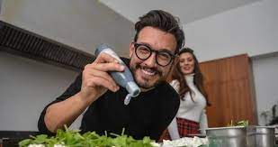 Danilo zanna boy ve kilo olarak 181 cm boyunda ve 79 kilodur. Danilo Zanna Kimdir Masterchef Le Taninan Danilo Zanna Kac Yasinda Nereli Son Dakika Haberler