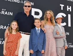 Кевин майкл костнер (kevin michael costner) — американский актёр, продюсер, кинорежиссёр и музыкант. Kevin Costner Has A Family Night With Wife And 3 Kids People Com