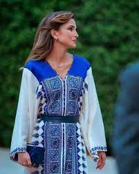 أداة مركزية تلعب دورًا مهمًا علامات ترقيم خط الموقع فستان الملكة رانيا  المطرز - robscottdesign.com